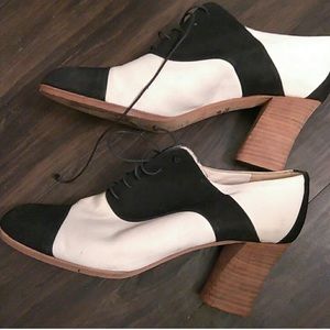 DKNY 🔥 Retro Spectator Lace-up Pumps